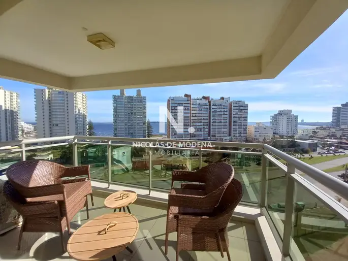 Torre de jerarquía en complejo frente a Playa Brava, departamento de 2 dormitorios en venta.