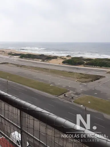 Venta Apartamento 2 dormitorios en Playa Brava, Punta del Este en Primera línea frente al mar!