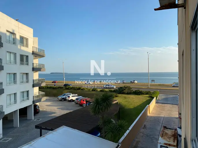 Venta Apartamento de 2 dormitorios en Pinares, Punta del Este. Frente al mar!