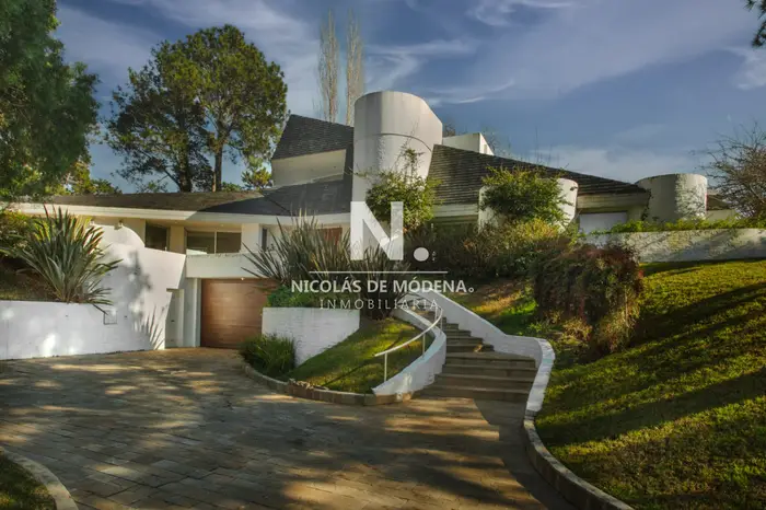 En venta casa en Lugano de 4 dormitorios, con piscina y parrillero
