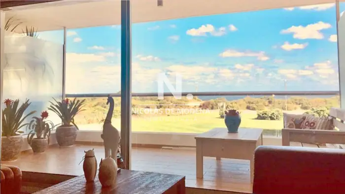 En venta departamento en Playa Brava de 2 dormitorios con vista al mar!