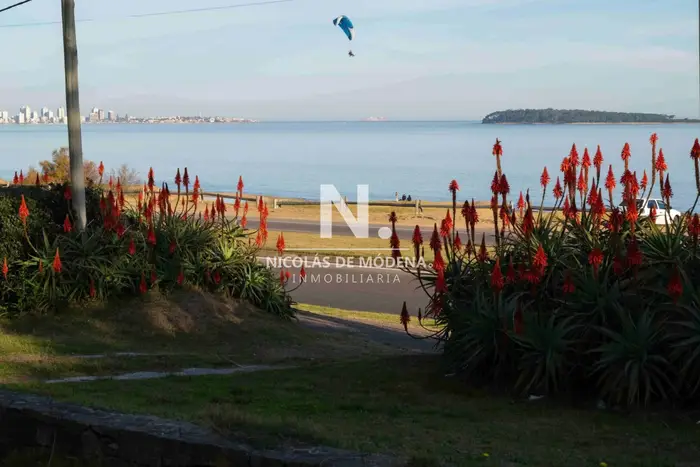 Importante casa en venta frente a Playa Mansa.
