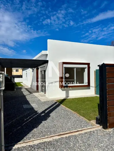 En venta casa en Altos de la Laguna, Maldonado de 2 dormitorios con parrillero.