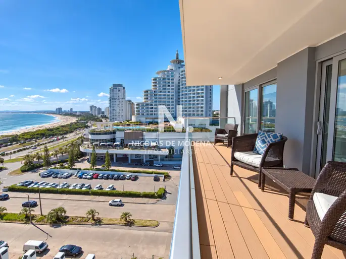 Apartamento en venta en Playa Mansa — Punta del Este de 3 dormitorios en suite a metros del mar
