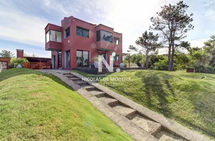 En Alquiler impecable casa con un entorno increible