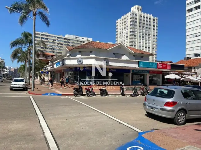 Casa apartamento en venta en la mejor esquina de la Península. Punta del Este
