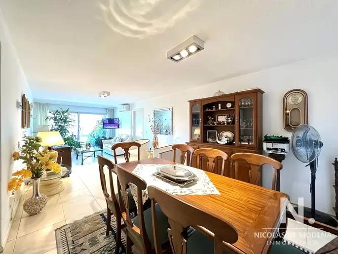 Vende departamento de 3 dormitorios en la icónica Torre Punta del Este