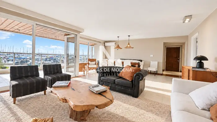 Apartamento en venta , frente al puerto, 3 dormitorios y servicio