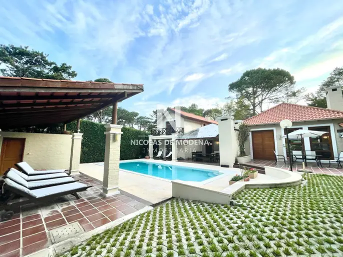 En alquiler de casa de 4 dormitorios con parrillero techado, piscina en San Rafael Punta del Este