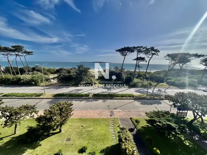 Apartamento en venta 3 dormitorios, cochera, vista al mar