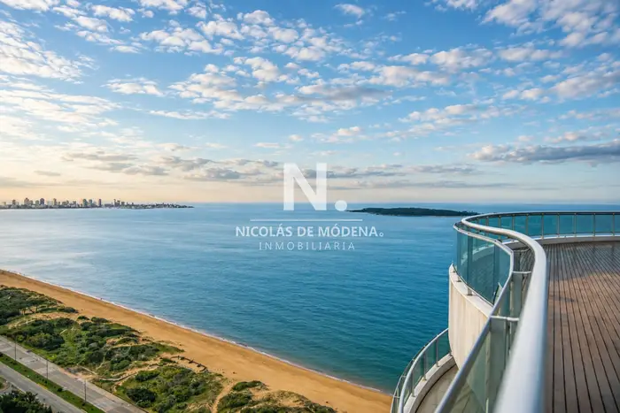 Espectacular departamento triplex de 4 suites + dep de servicio en venta frente al mar.