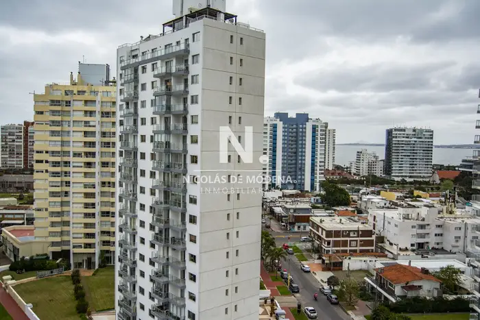Apartamento en Venta de 3 dormitorios en parada 2 de playa brava, cerca de servicios en Punta del Este