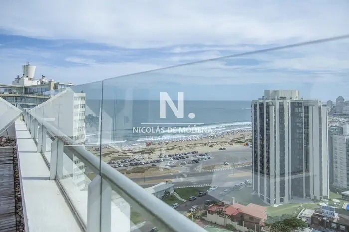 Espectacular Penthouse en venta a pasos del mar. 3 dormitorios + dependencia. Playa Brava.