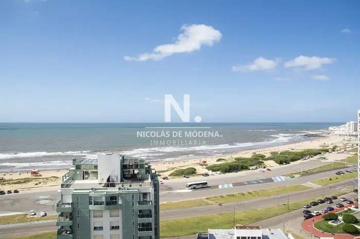 Torre moderna a pasos del mar, dpto de 2 dormitorios, piso alto.
