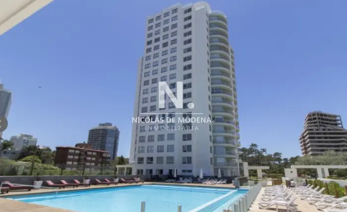 Departamento en piso alto de 2 dormitorios en Ocean Drive, Punta del Este
