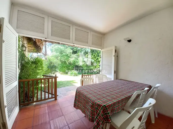 Muy cómoda casa de 4 dormitorios y amplios espacios en Playa Mansa, Punta del Este.