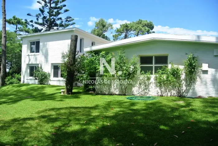 Vende casa en excelente zona, de 5 dormitorios en Brava Punta del Este