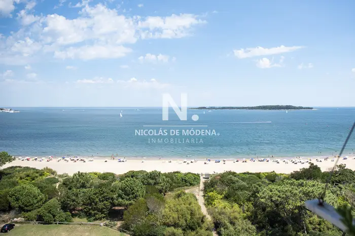 Apartamento de 2 dormitorios en Playa Mansa, Primera línea frente al mar.