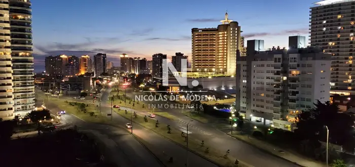 Vende apartamento esquinero con vista al mar de 2 dormitorios en Alexander Boulevard Punta del Este