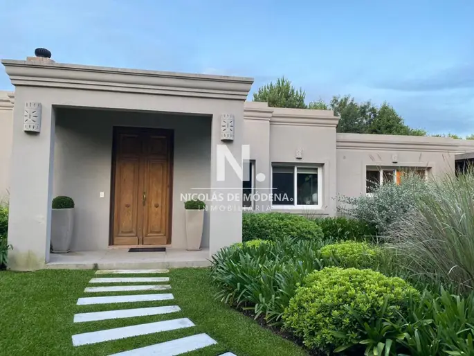 Comoda y hermosa casa en venta, en Alborada.