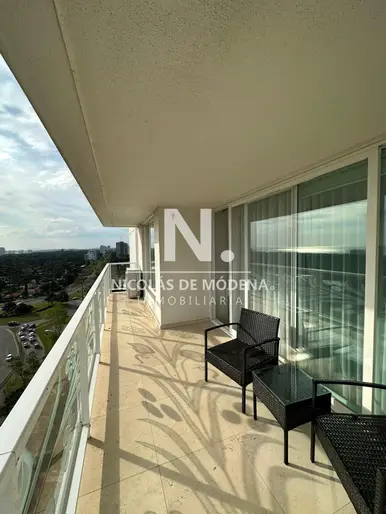 Se vende apartamento en Edificio Yoo, piso alto  de 2 dormitorios en Punta del Este
