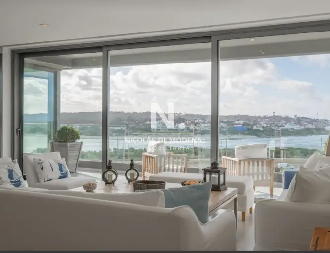 En venta Pent-house en edificio Tiburón Terrazas Barra, de 4 dormitorios y doble terraza, con piscina privada