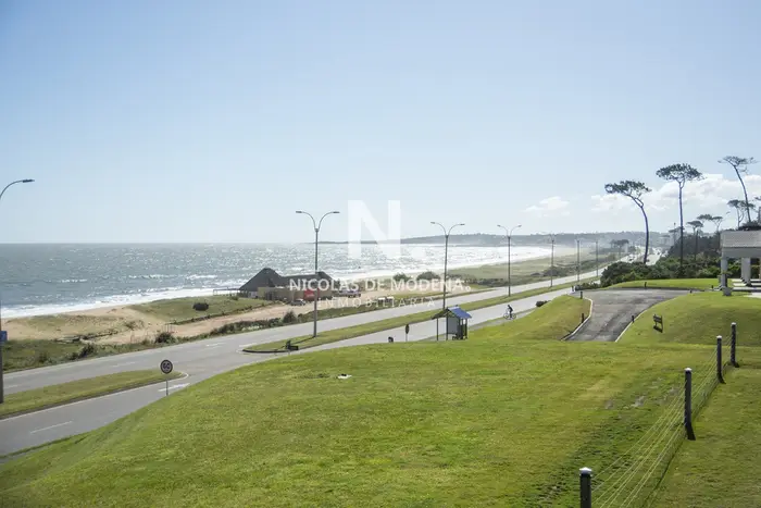 Magnífica Mansión Frente al Mar: Lujo y Vistas Inigualables.