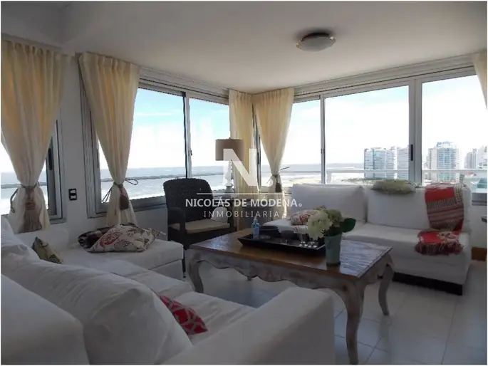 Departamento frente a Playa Brava de 3 dorm + dep. en venta.  Torre Tir¡buron