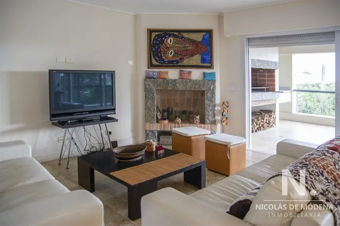 Apartamento en venta con vista al mar en Playa Mansa. 3 dormitorios