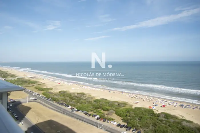 Le Parc Punta del Este, torre de categoría frente al mar. Departamento de 2 dormitorios en suite