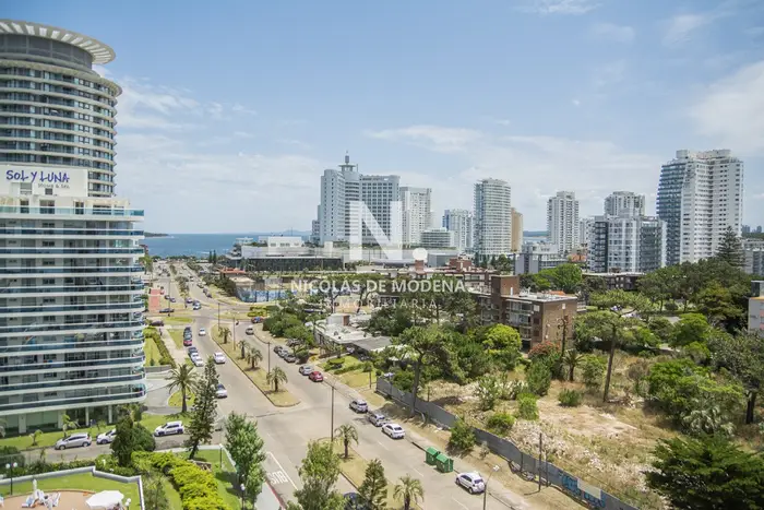 Vende apartamento de 2 dormitorios y medio en Chiverta, Reciclado completo. Punta del Este