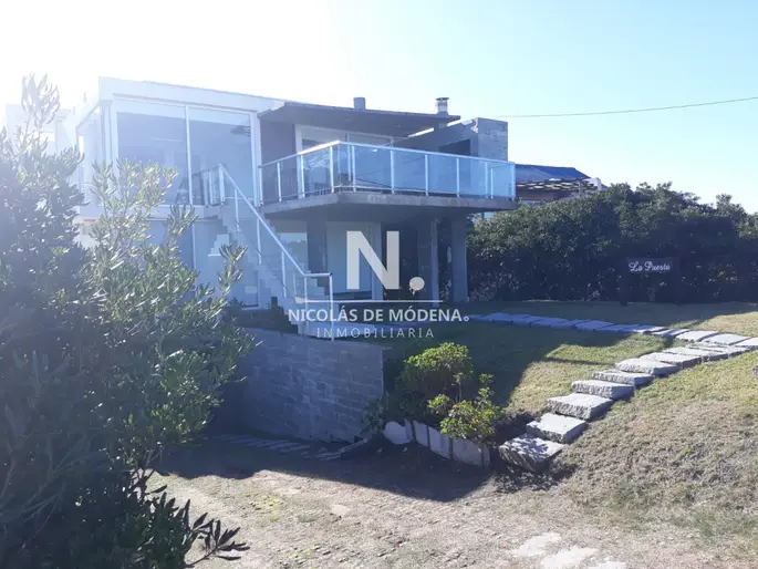 CASA DE 4 DORMITORIOS EN VENTA, FRENTE AL MAR EN JOSE IGNACIO