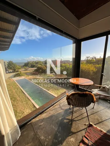 Casa cómoda con espacios hermosos de 5 dormitorios en Punta Piedras