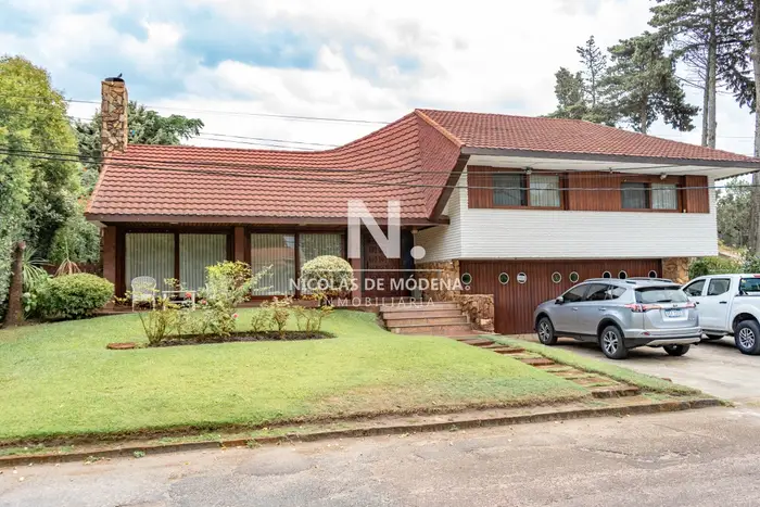 Casa de gran tamaño ubicada en zona de paz y tranquilidad.