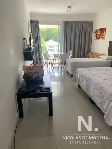Impecable monoambiente, comodo e iluminado.