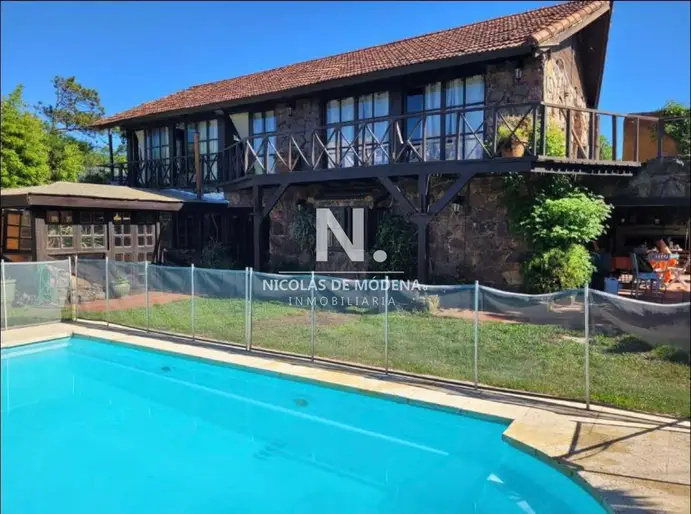 Vende casa a media cuadra del mar de 3 dormitorios, Pinares, Punta del Este