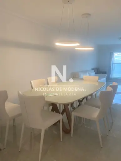 Apartamento de 3 dormitorios a pasos de mar. Frente a Playa mansa.