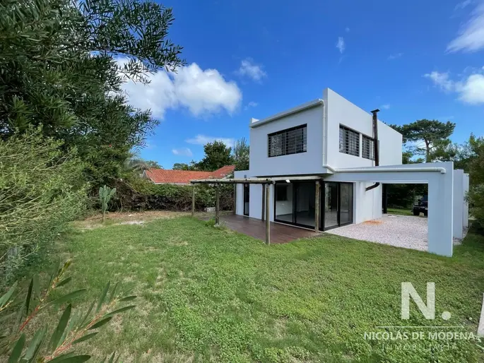 Vende casa, moderna. 3 dormitorios y 3 baños, Barrio Marly, Punta del Este