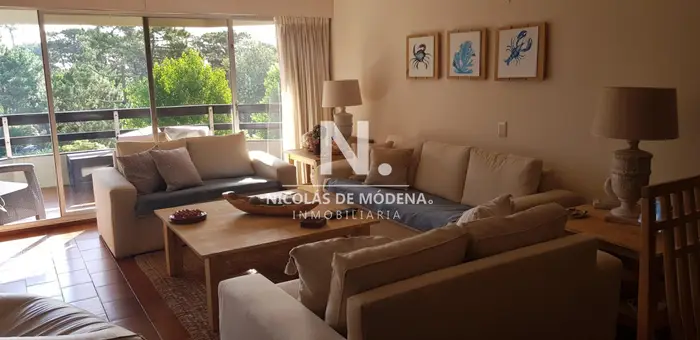 Departamento de 3 dormitorios mas dependencia en venta. Punta del Este
