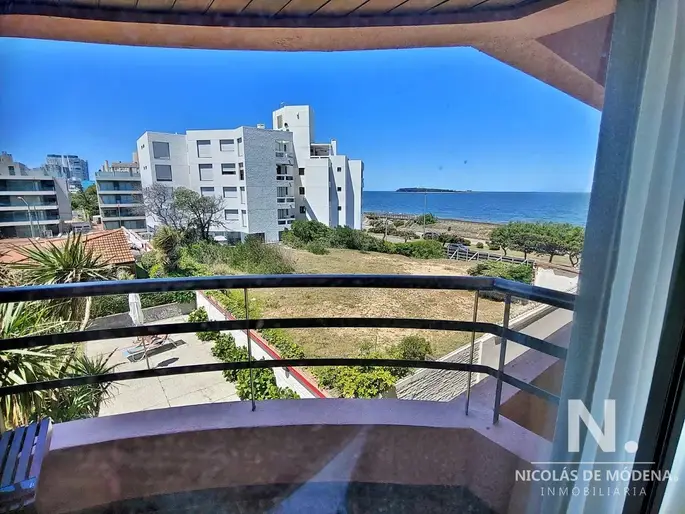A pasos del mar en Playa Mansa, departamento de 3 dormitorios en venta.