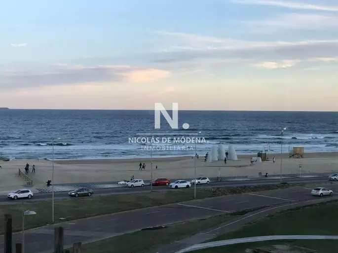 Primera línea al mar , sobre las primeras paradas de playa brava.
