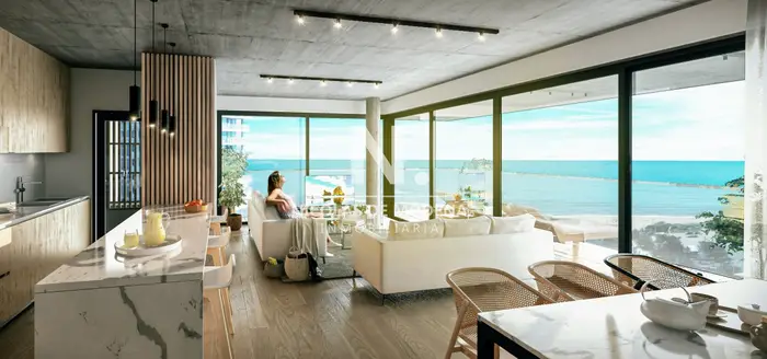 A metros de Playa Mansa venta de apartamento de 3 dormitorios. Invierta con financiacion.