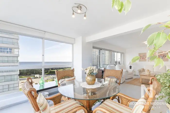 Apartamento en venta de 3 dormitorios, frente al mar.