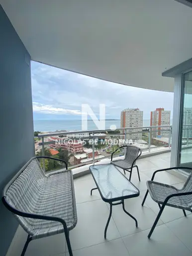 Apartamento en alquiler de 2 dormitorios, y terraza con vista parcial al mar