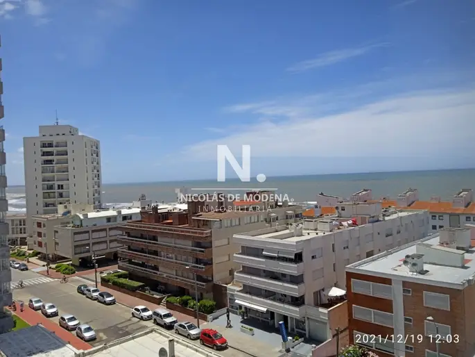 Apartamento en Peninsula. Edificio con mucama y piscina.