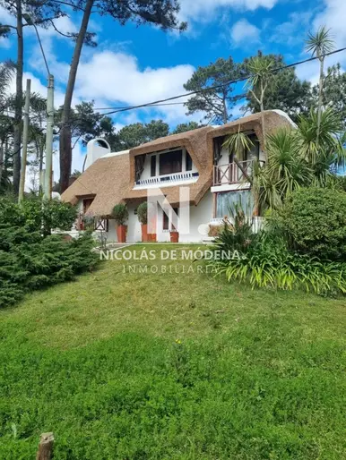 Casa en venta y alquiler 4 dormitorios, excelente ubicación, en Pinares Punta del Este