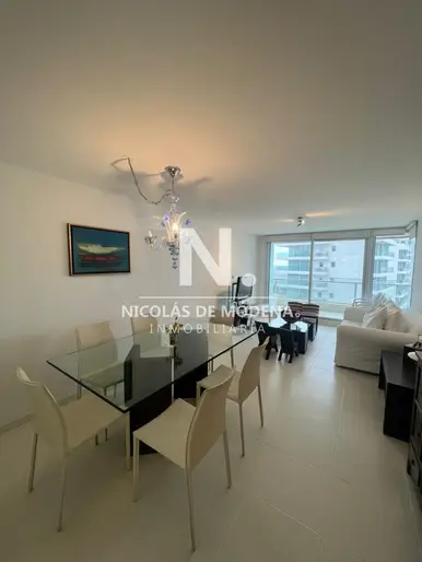 Departamento de 2 dormitorios en venta en Seasons Tower, a metros del mar.