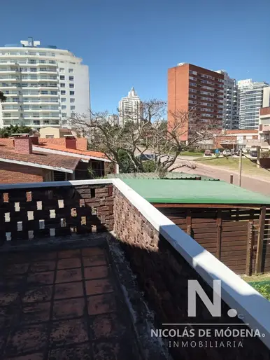 Alquiler anual en Punta del este PH de dos dormitorios frente a Plaza Mexico