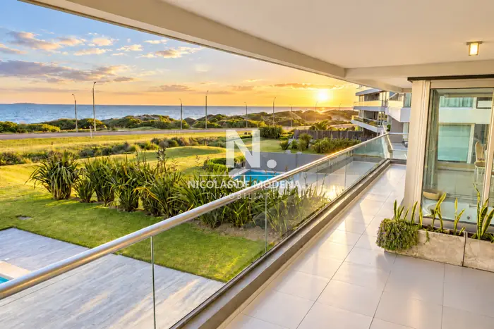 Apartamento en venta, 3 dormitorios y dependencia, Playa Brava, Punta del Este