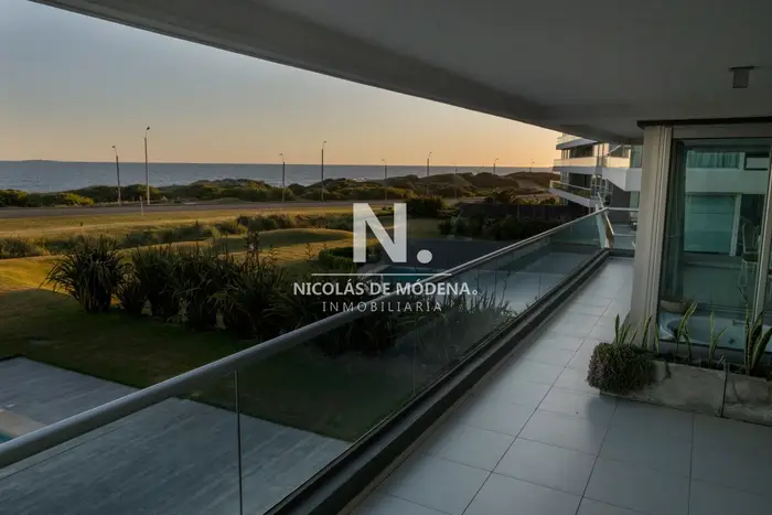 Apartamento en venta, 3 dormitorios y dependencia, Playa Brava, Punta del Este